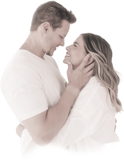 Casal ao fundo